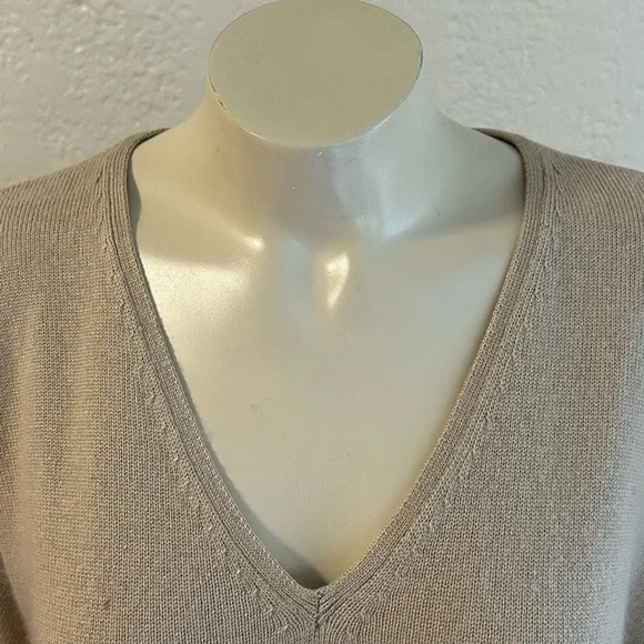 J. CREW VTG silk / cashmere v neck beige sweater sz LARGE. made in Hong Kong - Picture 3 of 9